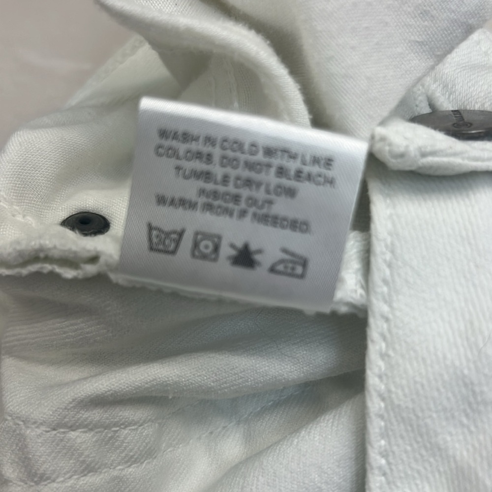 81. Max Jeans, white Denim shorts, size 2, 5 pockets, 7” inseam, 8” rise EUC - Picture 7 of 7